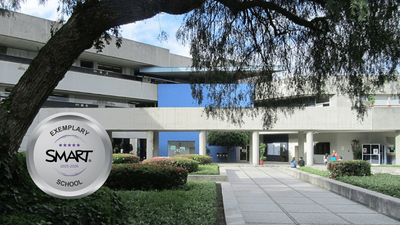 Colegio Alemán Alexander von Humboldt with SMART Exemplary School 2025–2026 badge.